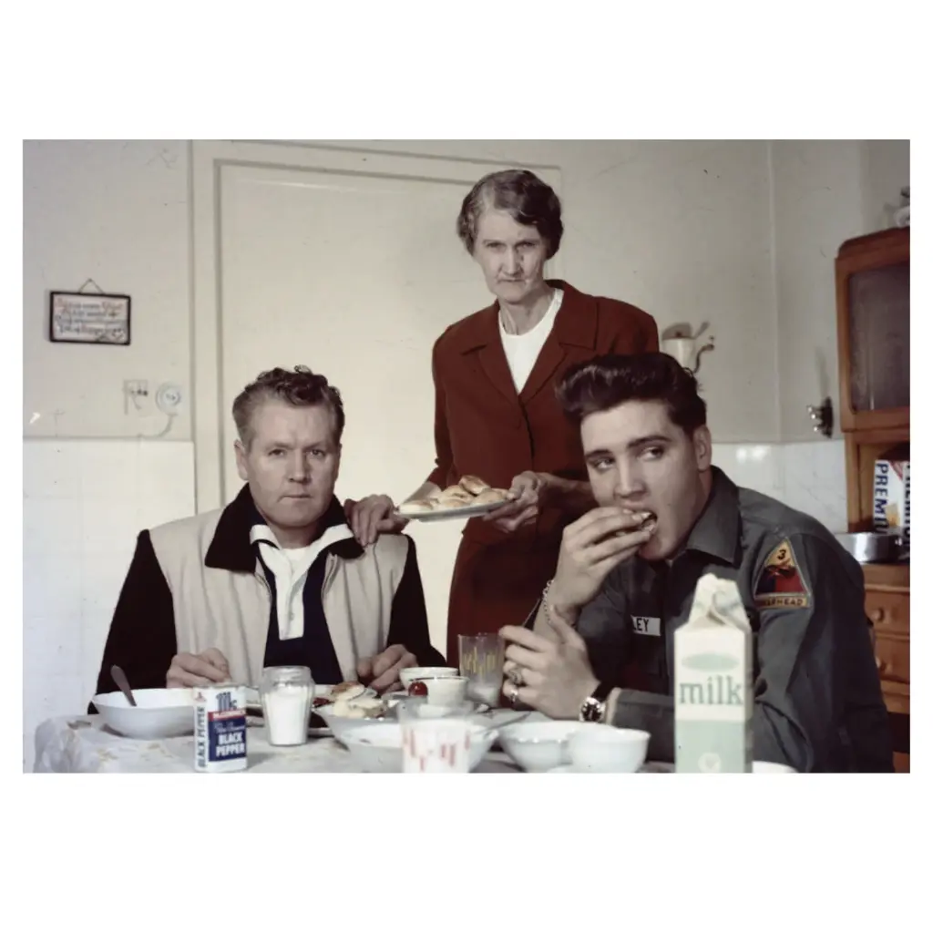 [EMSP8989] Elvis Postcards - Family Table - Pack of 50